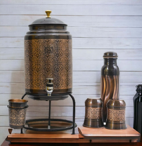 Dispensador de agua cilíndrico de cobre pulido liso sobre un soporte sencillo de hierro forjado negro disponible a precios de mayoreo. - Product Image 4