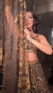 Derniers modèles de Lehenga Choli en tissu léger et doux de style indien traditionnel avec dupatta pour les mariages et les occasions spéciales - Product Image 4