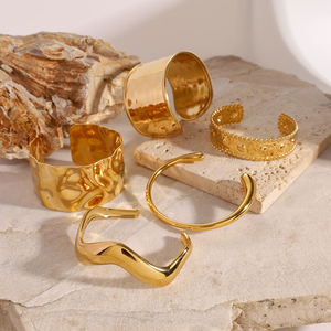 Brazalete de Acero Inoxidable Grueso Martillado con Baño de Oro de 18K, Accesorio de Moda - Product Image 6