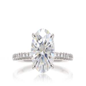 Anillo de Compromiso con Halo Oculto de Forma Ovalada para Mujer - Product Image 1