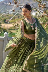 Tela Chinon pesada verde oliva recién lanzada con trabajo de bordado Leheriya Lehenga Choli para eventos tradicionales de boda - Product Image 4
