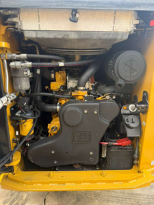 รถตักล้อยางขนาดเล็ก Caterpillar CAT 272D3 มือสอง พร้อมเครื่องยนต์ Caterpillar 98 แรงม้า น้ำหนัก 4069 กก. ใช้งานมาแล้ว 4001-6000 ชั่วโมง พร้อมชิ้นส่วนเกียร์ - Product Image 5