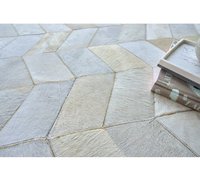 Handgefertigter, haustierfreundlicher, gestreifter rechteckiger Teppich aus Rindsleder mit individuellem Patchwork für Wohn- und Schlafzimmerdekoration