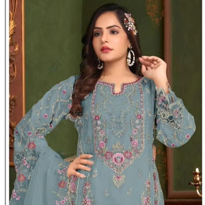 Shalwar Kameez brodé exquis de luxe avec Sharara & Dupatta Organza Khatli assorti pour les fêtes élégantes et élégantes - Product Image 1