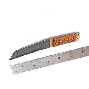 มีดแทรคเกอร์เหล็กดามัสกัส ทำมือ ใบมีดคงที่ สำหรับกิจกรรมบุชคราฟต์และแคมป์ปิ้ง ด้ามจับแบบเต็มด้าม พร้อมด้ามจับตามหลักสรีรศาสตร์ - Product Image 1