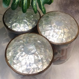 Pot en acrylique luxueux avec incrustation de nacre, capacité de 150 ml, cadeau d'affaires classique, ensemble de contenants polyvalents, ZH TRADERS High - Product Image 3