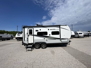 Caravane d'occasion 2023 F-o-r-e-s-t R-i-v-e-r Flagstaff Micro Lite 21FBRS à vendre - Product Image 6