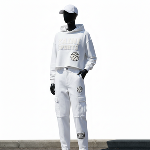 Conjunto de sudadera corta con capucha y pantalones cargo de felpa de algodón y poliéster premium de 240 GSM con logotipo bordado en chenilla blanca para mujer - Product Image 5