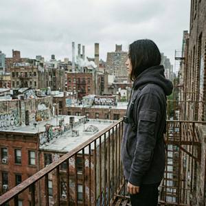 Sweat à capuche tactique gris anthracite pour femme, col montant avec sangles à boucles, veste technique en polaire multi-poches, devant - Product Image 6