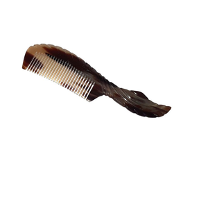 Peines de cuerno multicolor ideales para estudios de peluquería y diseñadores de cabello para reventa Peine de cuerno de búfalo - Product Image 1