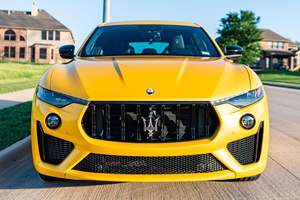 Levante Modena S 2022 inspecté, environ 5 500 milles, V8 biturbo de 550 ch, transmission intégrale, Giallo Modenese - Product Image 2