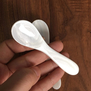 Logotipo personalizado blanco exquisita cuchara de caviar de concha natural cuchara de madreperla hecha de fabricación de Vietnam - Product Image 1