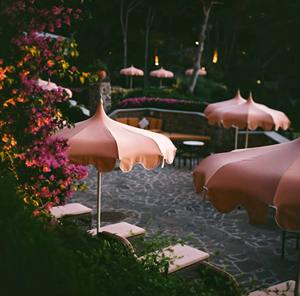 Mobilier de luxe personnalisé rose <span class=keywords><strong>grand</strong></span> jardin marché piscine plage station Parasol <span class=keywords><strong>grand</strong></span> extérieur festonné pagode Patio <span class=keywords><strong>parapluie</strong></span> et base - Product Image 3