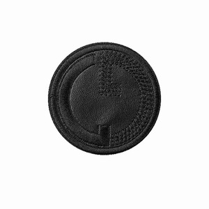 Patch brodé en cuir de buffle noir de forme ronde, lettre personnalisée de designer, à coudre, patchs entièrement brodés pour vêtements - Product Image 2