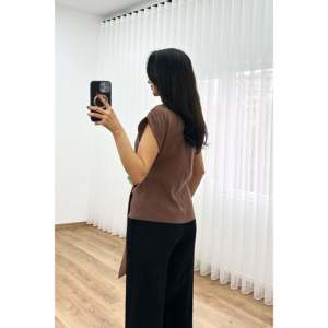 Blusa Elegante para Mujer LUSTRIN, Color Camel, con Detalle de Hebilla Dorada - Blusa Moderna de Mezcla de Viscosa y Nailon para Primavera/Verano - Product Image 4