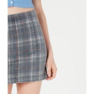 Minigonna Tinseltown Juniors' in denim nero stampato, taglia 11, vestibilità skinny, aderente, dritta, graziosa, per l'ufficio, feste estive e lavoro - Product Image 3