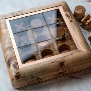 Jeu de société de stratégie en bois Tic Tac Toe avec des pièces X et O durables, idéal pour l'apprentissage, le divertissement et les soirées de jeux en famille - Product Image 1