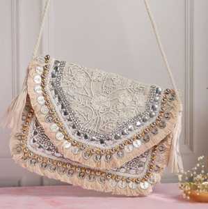 Pochette Boho avec glands colorés et broderie à la main, essentiel pour les événements spéciaux. - Product Image 1