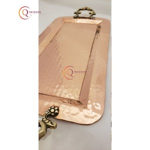 Bandeja para servir chapada en cobre clásica hecha a mano moderna con diseño martillado, parte superior envejecida para servir comida con mango de patrón de plantas - Product Image 2