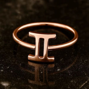 Anillo de Plata de Ley 925 con Baño de Oro Vermeil de 14k, Signo del Zodiaco Géminis Cristiano, Minimalista, Ajustable, Unisex, para Uso Diario - Product Image 1