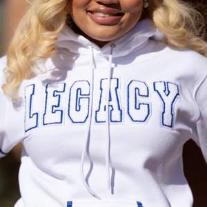 Sudadera con capucha blanca Varsity Legacy con algodón suave y letras de chenilla para miembros de la Hermandad Ropa griega elegante - Product Image 3