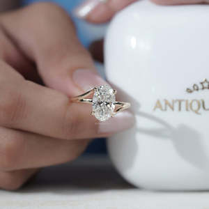 Anillo de Diamantes de Corte Ovalado con Halo Oculto en Oro Amarillo - Product Image 6