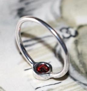 แหวนเงินแท้ 925 ประดับพลอยโกเมนแดง ทำมือ ของขวัญประจำเดือนเกิด - Product Image 3