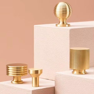 Perilla de Latón Macizo de la Más Alta Calidad, Perilla Decorativa para Puerta Central, Perilla Redonda de Latón para Gabinete y Muebles, para Diseño Interior Clásico - Product Image 1