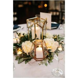 Centre de table en métal vintage complexe avec un fini vieilli idéal pour créer un look antique charmant dans n'importe quelle pièce - Product Image 4