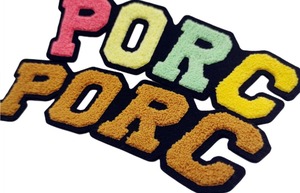 Parches de chenilla bordados personalizados Parches de letras de fieltro de hierro para chaquetas Forma de triángulo Sin pedido mínimo - Product Image 5