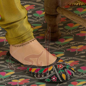 Elegancia y Arte: Zapatos de Terciopelo Negro con Bordado a Mano, Personalizables, Antideslizantes, de Cuero Genuino con Estampado, a la Moda - Product Image 5