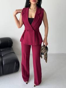 Ensemble tailleur sans manches bordeaux pour femme avec taille peplum et col cranté, tenue de cérémonie automne, pantalon long et gilet - Product Image 6