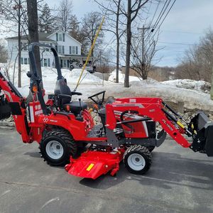 Tractor Compacto Usado Massey Ferguson GC1725M de 24.5HP 4WD en Oferta, con Cargador Frontal y Retroexcavadora, Fabricado en EE. UU., Entrega Rápida - Product Image 2