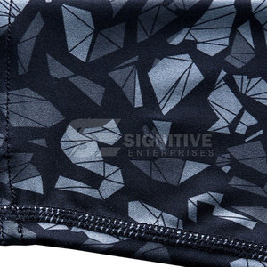 Rashguard pour hommes conçu pour les amateurs de sports nautiques avec un tissu doux et une finition durable Rashguard pour hommes - Product Image 3