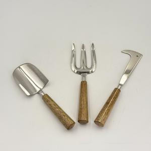 Ensemble de jardinage robuste pour femmes en acier inoxydable avec fourche d'élagage, pelle, gants et accessoires dans un panier - Product Image 2