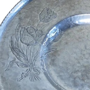 Plateau de service rond en aluminium martelé, motif en relief de tulipe, décoration d'intérieur du milieu du siècle, plat en métal forgé à la main, objet de collection - Product Image 3