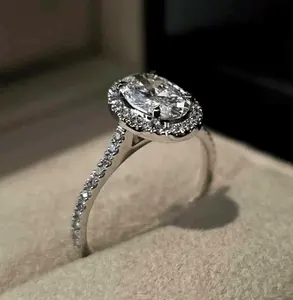 Anillo de Compromiso y Matrimonio Vintage con Halo de Moissanita de Corte Brillante Redondo de 4.00 Ct, Chapado en Oro Blanco de 14K, HINDUISM - Product Image 2