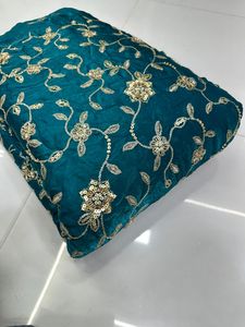 Tela de Seda Bordada de Diseño con Cuentas y Pedrería, Motivos Florales para Saris, Trajes y Ropa Étnica Festiva - Product Image 4