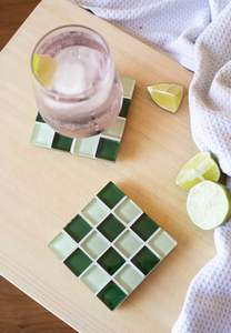 Sous-verre en mosaïque à carreaux de fabricant, carrelage en verre, dessous de verre, vaisselle, accessoires de cuisine, carré, noir et blanc, décoration d'intérieur, produit, coussin - Product Image 5