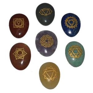Vente en gros de 7 chakras gravés ensemble de pierres précieuses polies pierre de poche de palmier Reiki équilibrage pierre de guérison cristal 7 pierres de chakra pierre semi-précieuse gravée - Product Image 2
