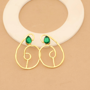 Pierres précieuses vert émeraude de forme goutte d'eau abstraite, fabriquées à la main, design en spirale artistique, bijoux de déclaration pour une élégance moderne - Product Image 1