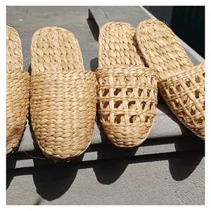 Pantoufles en jacinthe d'eau, tissage artisanal en jacinthe avec semelle extérieure en EVA légère pour un confort quotidien en intérieur, fabrication vietnamienne - Product Image 1