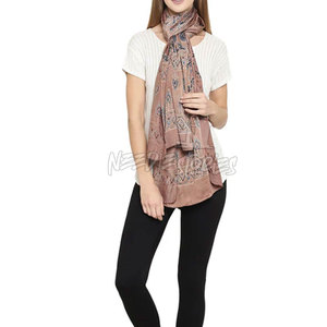 Écharpe longue Ajrak colorée avec accessoire ethnique féminin brodé à la main pour tenue décontractée et festive - Product Image 2