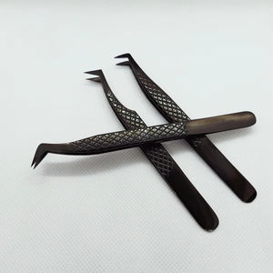 Pinzas de pestañas de acero inoxidable negro de alto rendimiento Etiqueta privada personalizada 45 75 90 grados Nano Grip Flag Print Pinzas de pestañas - Product Image 1