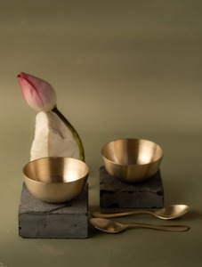 Bol décoratif en métal finition dorée, élégant, fait à la main, pièce maîtresse pour la table à manger, le salon et la décoration de la maison - Product Image 6