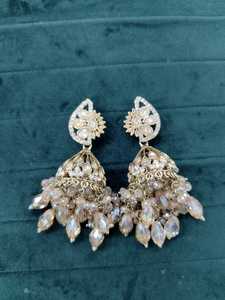 Dernières boucles d'oreilles ethniques en cristal plaqué or pour filles, occasions de mariage, avec motif en forme de cloche en alliage de zircon - Product Image 3