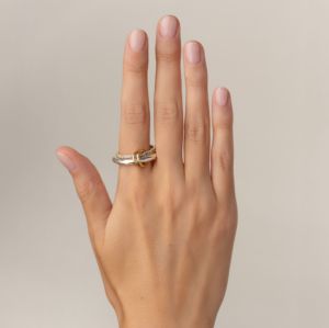 Bague personnalisée en or massif 10 carats avec diamant rond, bague connectée au doigt martelé, bague de connexion pour soeur - Product Image 2