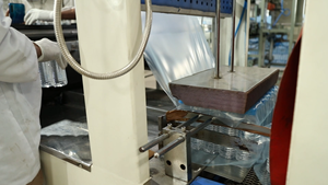 Máquina de Envasado por Termoencogimiento Semiautomática Eléctrica Confiable, Soluciones Eficientes para el Empaquetado de Cajas de Bebidas, Componentes Principales: Motor y Engranaje - Product Image 2