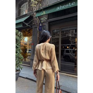 Ensemble chemisier et pantalon beige en satin à nouer pour femme - Product Image 2