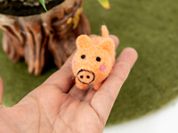 Figurine de cochon en feutre aiguilleté fait main de 5 cm, mini jouet en peluche, figurine animale en laine, adorable cochonnet, ornement, cadeau artisanal DIY, décorations pour la maison